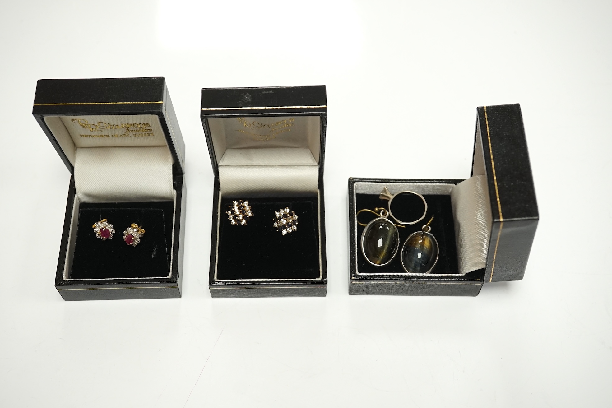 A quantity of assorted modern boxed jewellery including silver etc. Condition - poor to fair to good